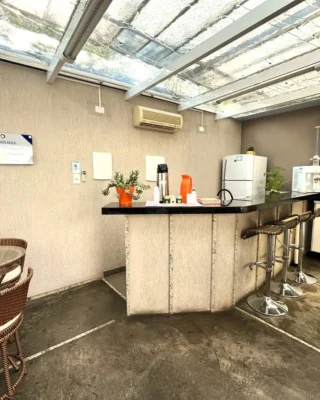 Espaço gourmet equipado na Saúde Integrada, ideal para pausas e networking entre profissionais de saúde integrativa.