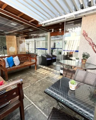 Sala de espera acolhedora com mobiliário de madeira e iluminação natural, refletindo bem-estar na Saúde Integrada