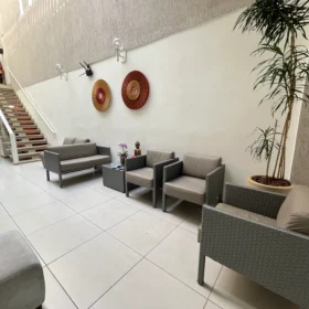 Sala de espera ampla e moderna do coworking de saúde Saúde Integrada no Rudge Ramos, São Bernardo do Campo, com decoração humanizada e iluminação natural.
