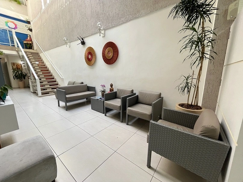 Sala de espera ampla e moderna do coworking de saúde Saúde Integrada no Rudge Ramos, São Bernardo do Campo, com decoração humanizada e iluminação natural.