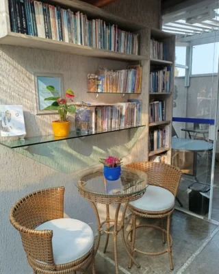 Canto de leitura e biblioteca compartilhada na Saúde Integrada, espaço ideal para networking entre médicos, psicólogos e profissionais da saúde.
