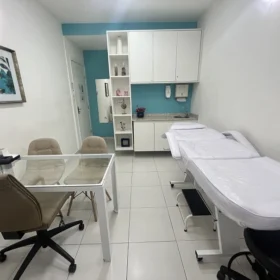 Consultório médico premium moderno e sofisticado com iluminação natural e poltronas confortáveis para atendimento humanizado