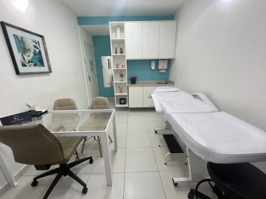 Consultório médico premium moderno e sofisticado com iluminação natural e poltronas confortáveis para atendimento humanizado