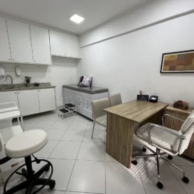 Consultório médico premium moderno e sofisticado com iluminação natural e poltronas confortáveis para atendimento humanizado