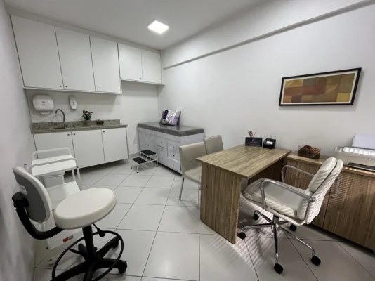 Consultório médico premium moderno e sofisticado com iluminação natural e poltronas confortáveis para atendimento humanizado